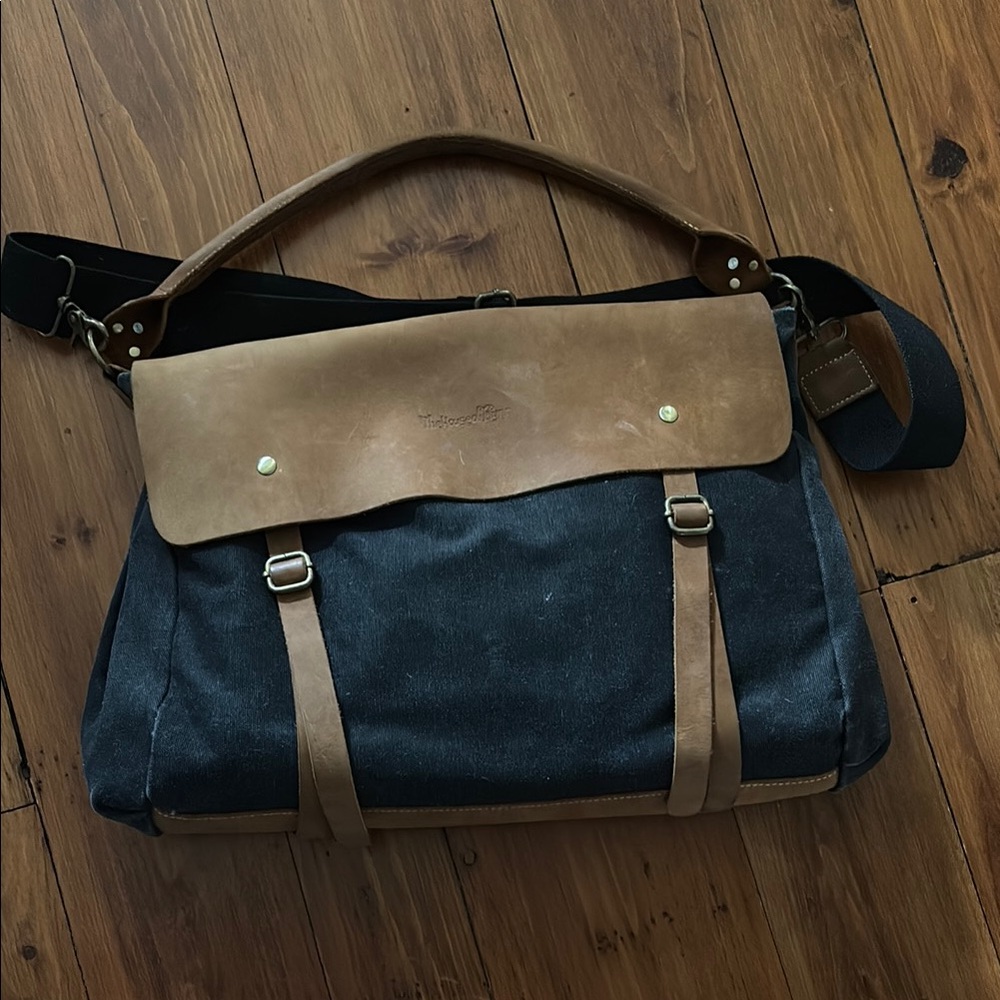 House of Flynn camera tote